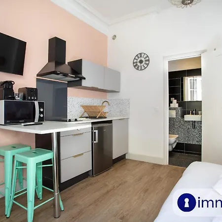 Charming Air-conditioned With Balcony Niza